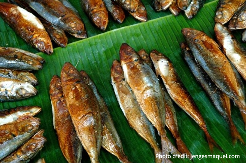smoked mackerel scad (tinapang galunggong) on banana leaf. Photot credit: jengesmaquel.com