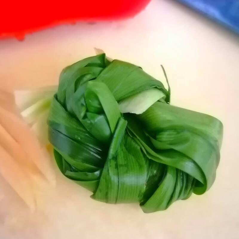 pandan leaves in a knot photo by Amrey Boquiren for Amrey's Kitchen