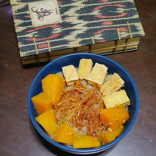 Vegan Soy-Ginger Rice Noodle Soup with Kabocha Stir-Fry and Fried Tofu and Enoki Mushrooms in a blue ceramic bowl. T'nalak handbound blank journal by Kina Amapola. Recipe and photo by Amrey Boquiren for Amrey’s Kitchen™.