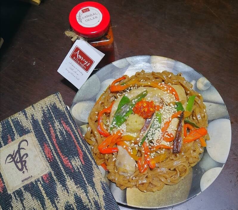 Ginger-Leeks Chicken Rice Noodles w/ Sambal Oelek and Ginger-Garlic paste. Malayang Talaan T'nalak Handbound Journal by Kina Amapola™.  Recipes and photo by Amrey Boquiren for Amrey’s Kitchen™.