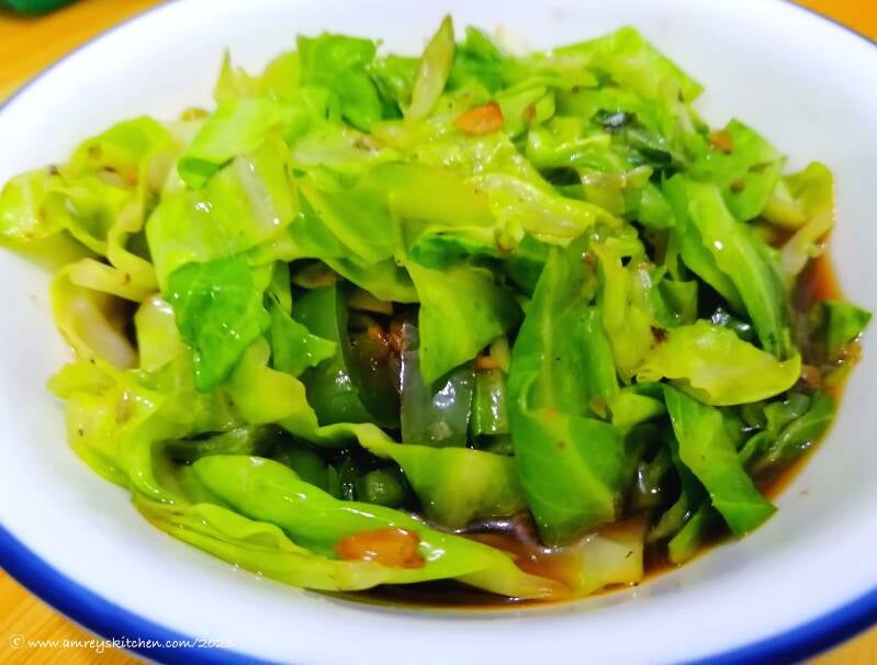 GF Vegetable Stir-Fry (Vegan Luntian stir-fry) inside a white chinaware with blue rimming. Recipe and photo by Amrey Boquiren of Amrey’s Kitchen™.