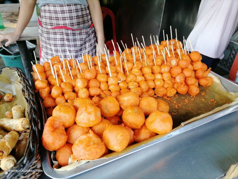 Pinoy street food kwek kwek toknene, Meycauayan, Bulacan, Philippines. Photo by Amrey Boquiren of Amrey’s Kitchen™, Kina Amapola™, and Pawntee’s Grub™.