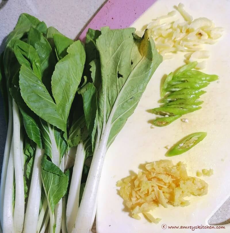 pechay, garlic, bawang, luya, ginger, banana chili, siling sigang, siling haba, ingredients for tinola. Recipe and photo by Amrey Boquiren of Amrey’s Kitchen™.