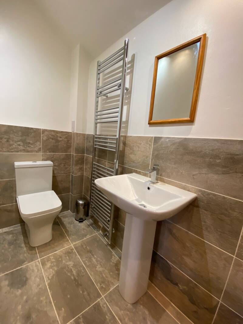 En suite bathroom in The Creamery holiday home