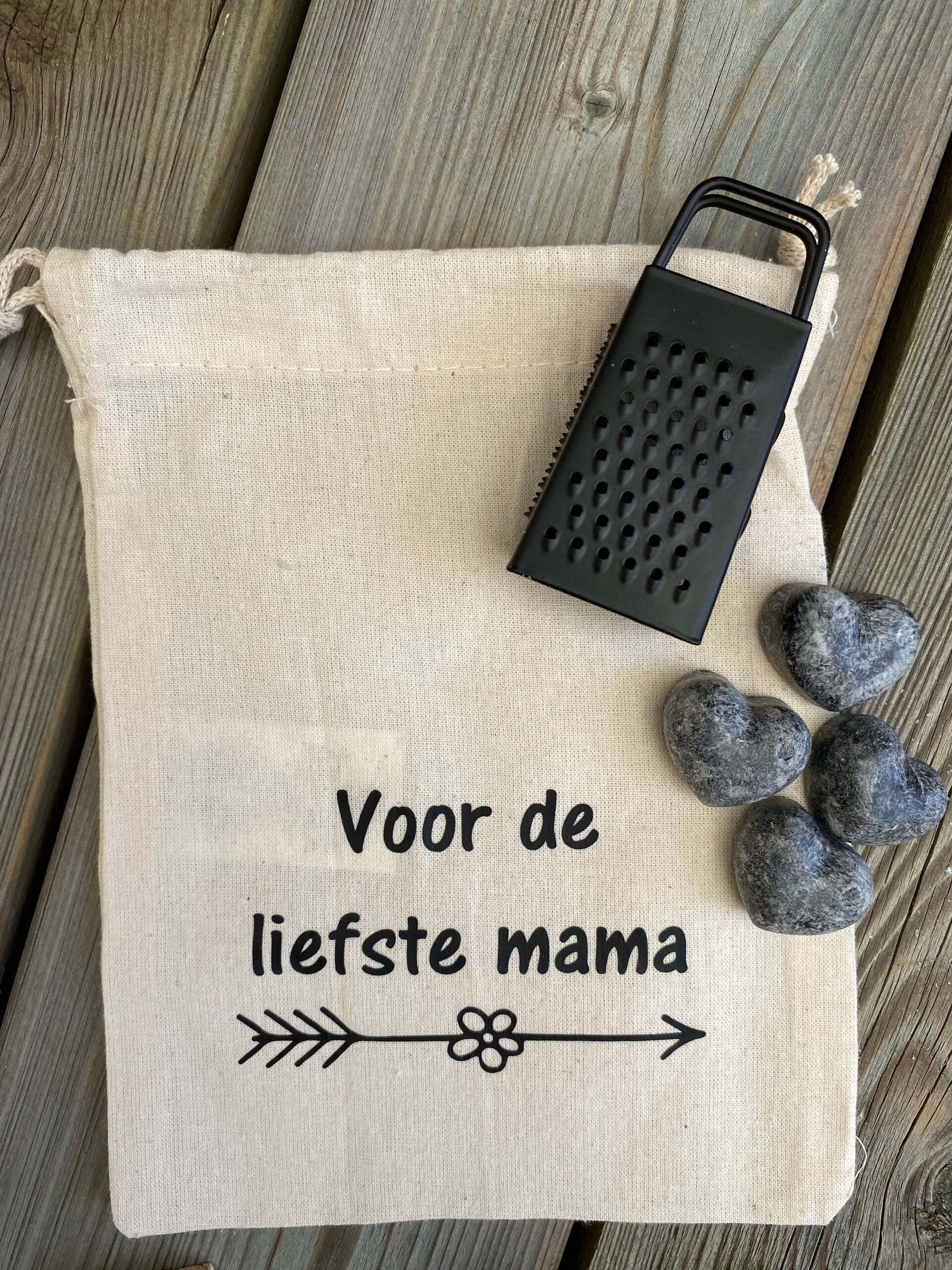 Cadeauzakje ''voor de liefste mama''  + rasp en 4 hartjes amber