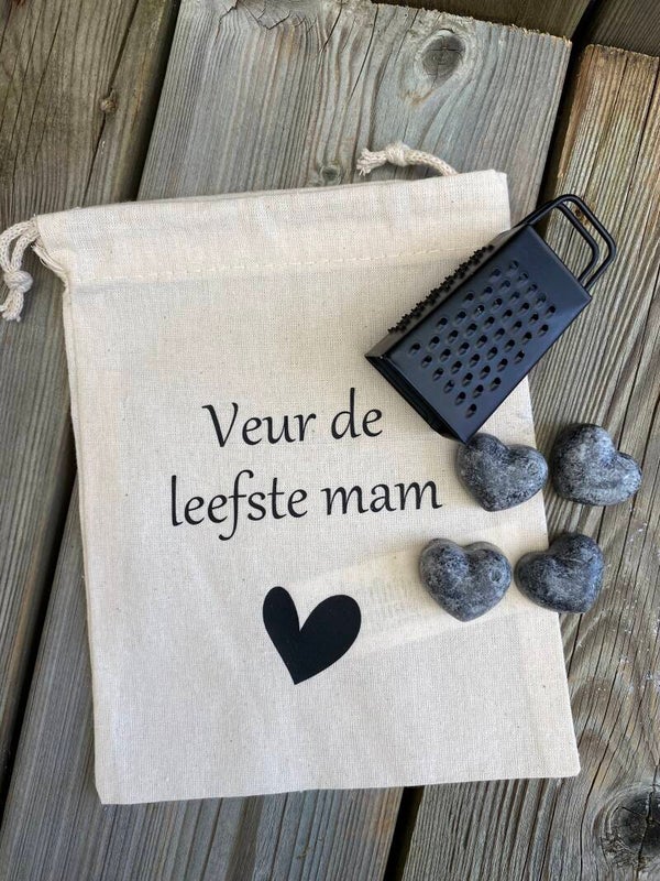 Cadeauzakje ''Leefste mam'' + rasp en 4 hartjes amber
