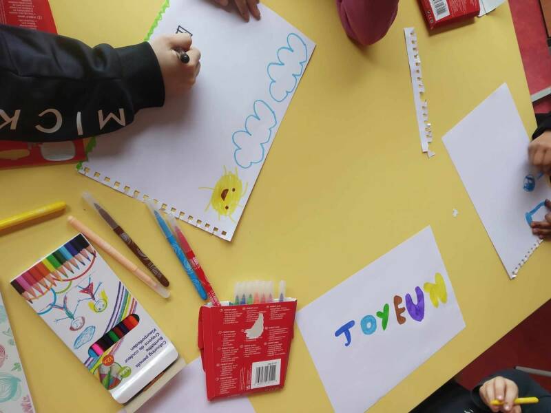 main d'enfants qui dessinent