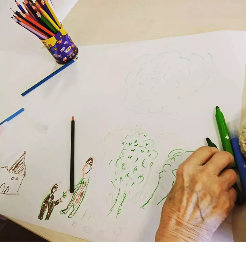 main personne âgée qui dessine