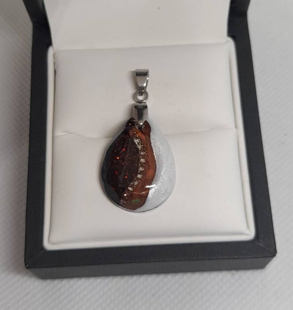 Kettinghanger druppelvorm bruin/wit