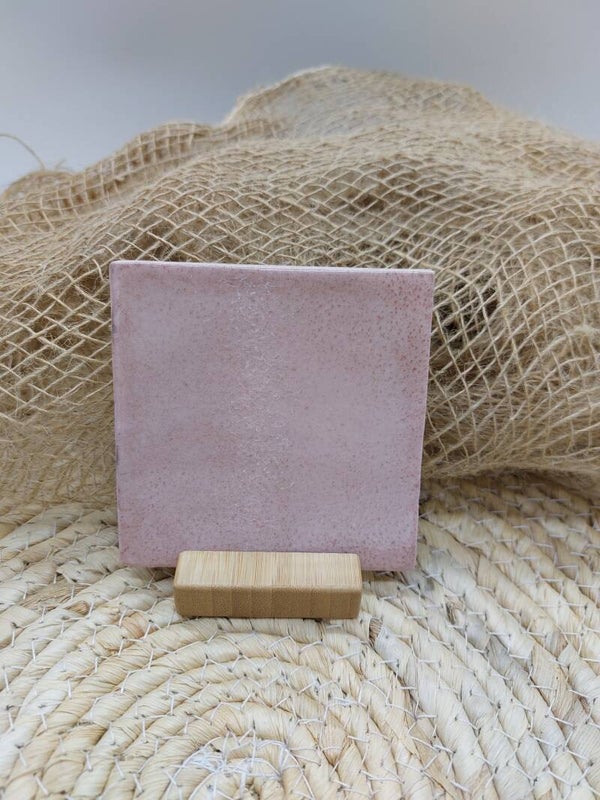 Blanco tegel ligt roze