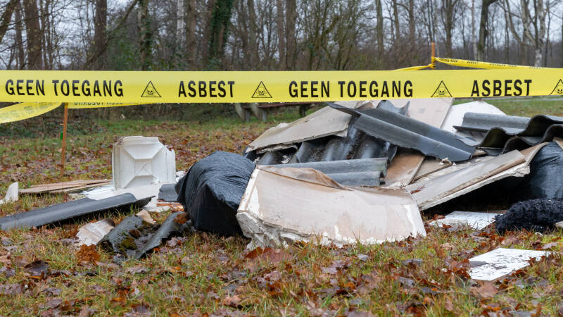 Asbest betreft een gevaarlijke afvalstof. De verwijdering dient dan ook adequaat te gebeuren.
