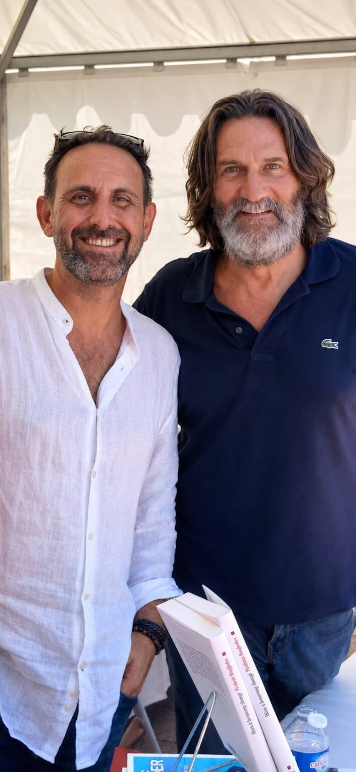 ean-Philippe Servy, auteur des Chroniques de Beaurivage – L'Héritage, pose aux côtés de l'écrivain Frédéric Beigbeder lors du Salon du Livre d'Hossegor 2026, après la remise du Prix Littéraire des Trois Couronnes.
