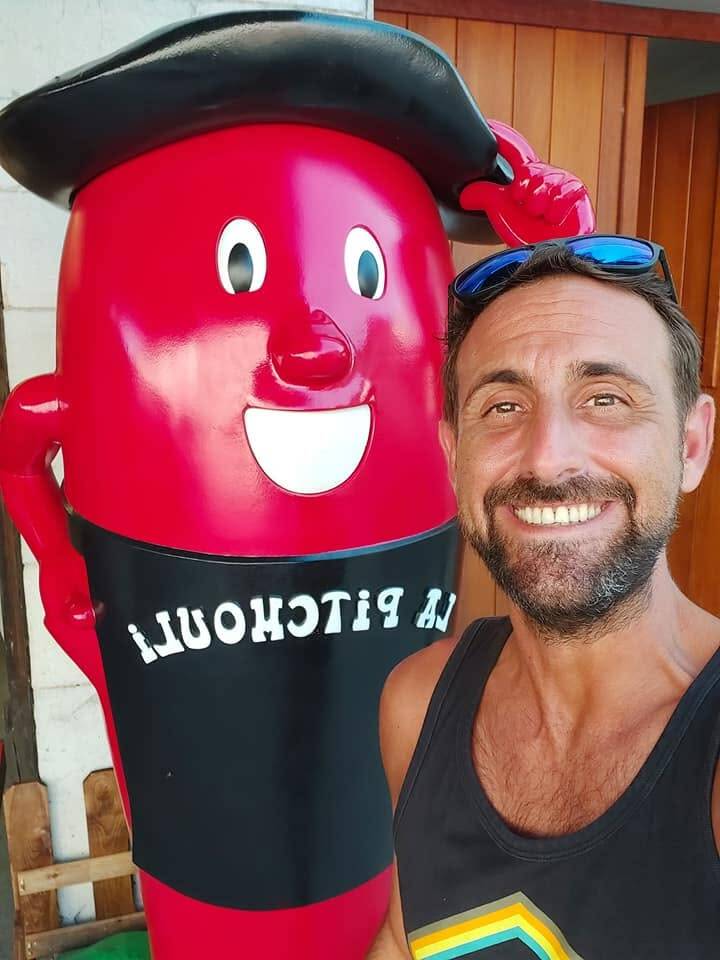 Jean-Philippe Servy devant la mascotte de La Pitchouli lors d’un séjour dans le Sud-Ouest.