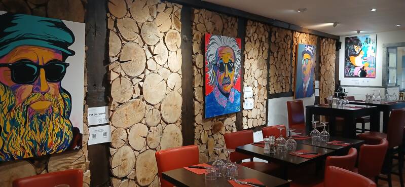 L'auteur et artiste pop art Jean-Philippe Servy lors de son exposition Pop Culture Vibes et sa dédicace pour le thriller Les Chroniques de Beaurivage à l'Auberge 22 à Biarritz.
