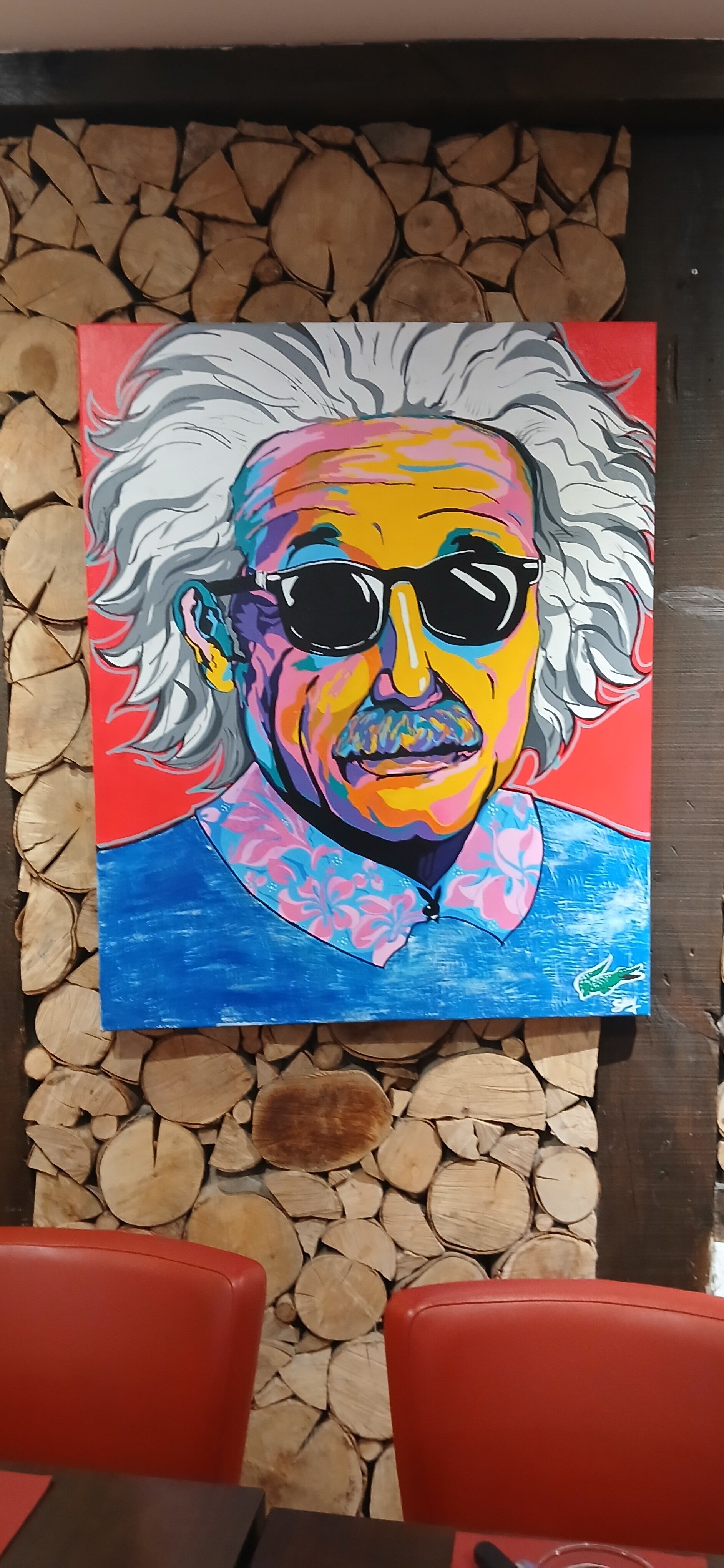 L'auteur et artiste pop art Jean-Philippe Servy lors de son exposition Pop Culture Vibes et sa dédicace pour le thriller Les Chroniques de Beaurivage à l'Auberge 22 à Biarritz.