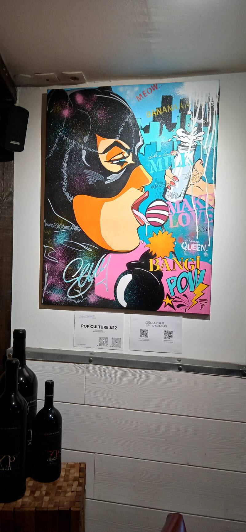 L'auteur et artiste pop art Jean-Philippe Servy lors de son exposition Pop Culture Vibes et sa dédicace pour le thriller Les Chroniques de Beaurivage à l'Auberge 22 à Biarritz.