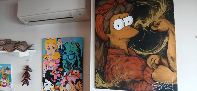 L'auteur et artiste pop art Jean-Philippe Servy lors de son exposition Pop Culture Vibes et sa dédicace pour le thriller Les Chroniques de Beaurivage à l'Auberge 22 à Biarritz.