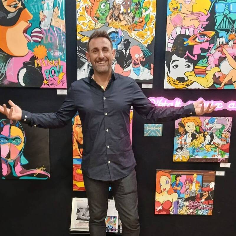 Jean-Philippe Servy lors d’une exposition de peintures pop art en France.