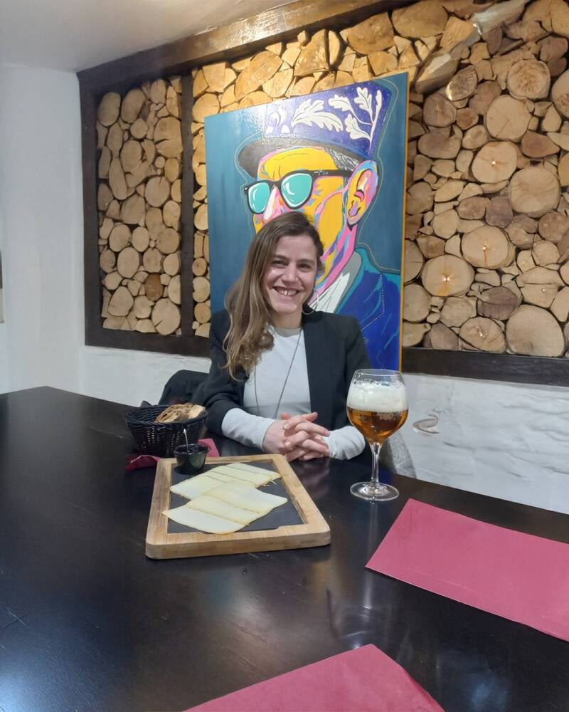 L'auteur et artiste pop art Jean-Philippe Servy lors de son exposition Pop Culture Vibes et sa dédicace pour le thriller Les Chroniques de Beaurivage à l'Auberge 22 à Biarritz.