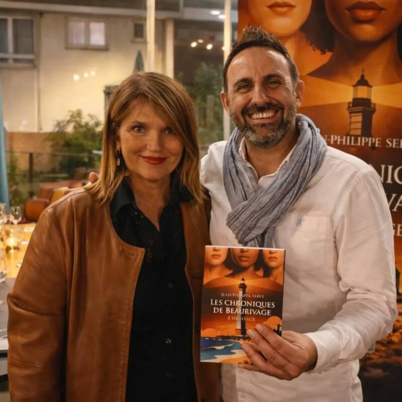 L'auteur Jean-Philippe Servy en séance de dédicaces pour son thriller Les Chroniques de Beaurivage au restaurant Le Nougentais à Nogent-sur-Marne en présence du comédien Laurent Hennequin.