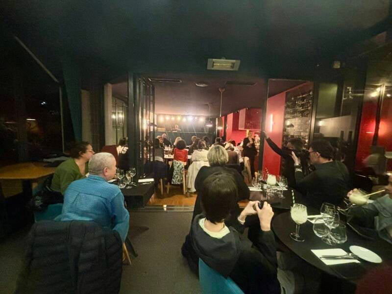 L'auteur Jean-Philippe Servy en séance de dédicaces pour son thriller Les Chroniques de Beaurivage au restaurant Le Nougentais à Nogent-sur-Marne en présence du comédien Laurent Hennequin.