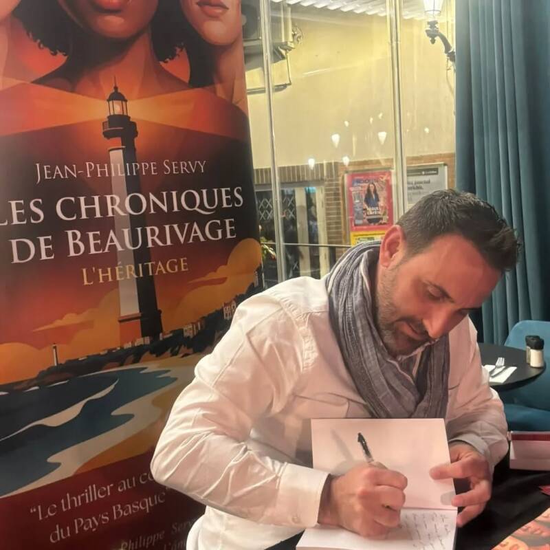 L'auteur Jean-Philippe Servy en séance de dédicaces pour son thriller Les Chroniques de Beaurivage au restaurant Le Nougentais à Nogent-sur-Marne en présence du comédien Laurent Hennequin.