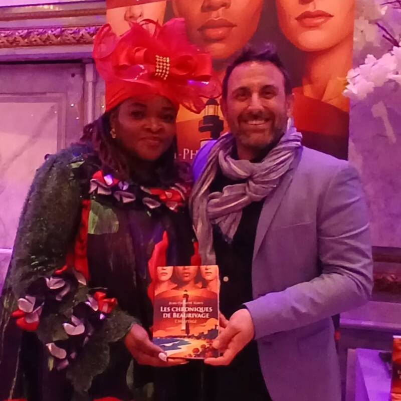 L'auteur Jean-Philippe Servy, parrain et invité d'honneur de l'exposition GEN Feelings Fashion Week à Paris par Sabine Matarasso, présentant son thriller Les Chroniques de Beaurivage.
