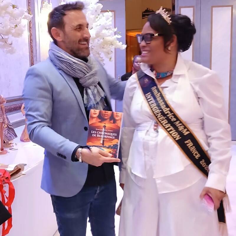 L'auteur Jean-Philippe Servy, parrain et invité d'honneur de l'exposition GEN Feelings Fashion Week à Paris par Sabine Matarasso, présentant son thriller Les Chroniques de Beaurivage.