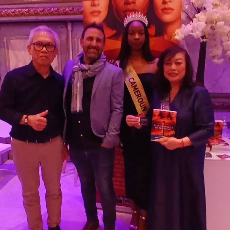 L'auteur Jean-Philippe Servy, parrain et invité d'honneur de l'exposition GEN Feelings Fashion Week à Paris par Sabine Matarasso, présentant son thriller Les Chroniques de Beaurivage.