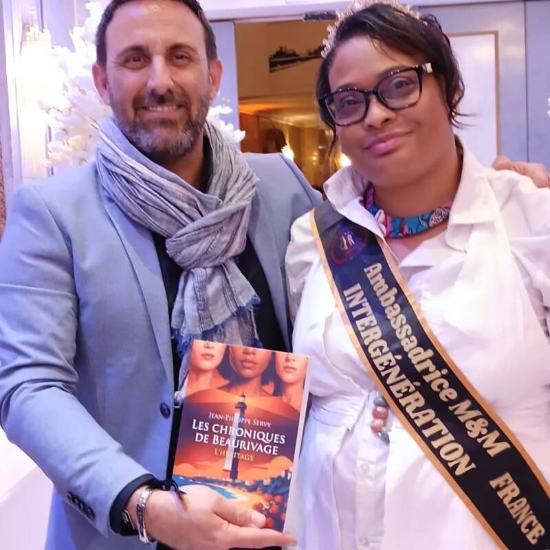 L'auteur Jean-Philippe Servy, parrain et invité d'honneur de l'exposition GEN Feelings Fashion Week à Paris par Sabine Matarasso, présentant son thriller Les Chroniques de Beaurivage.