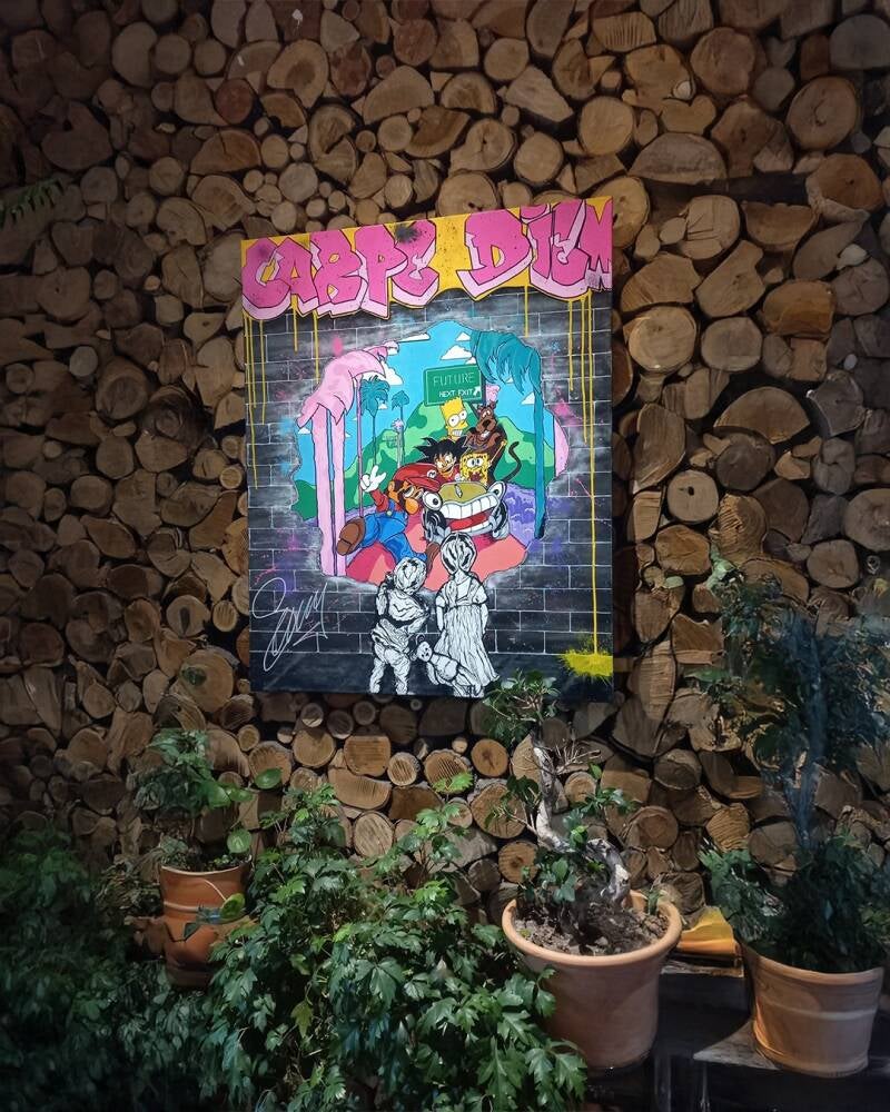 L'auteur et artiste pop art Jean-Philippe Servy lors de son exposition Pop Culture Vibes et sa dédicace pour le thriller Les Chroniques de Beaurivage à l'Auberge 22 à Biarritz.