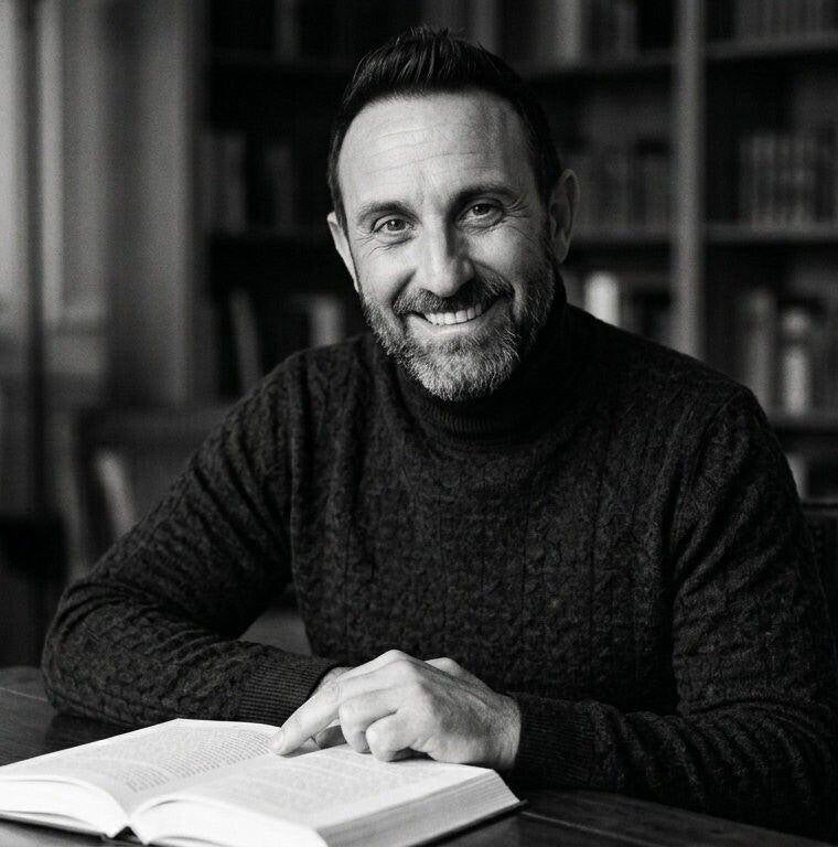 Jean-Philippe Servy, auteur du roman et thriller psychologique incontournable de l'été Les Chroniques de Beaurivage. Portrait du romancier français et artiste Pop Art à lire à la plage ou à la piscine.