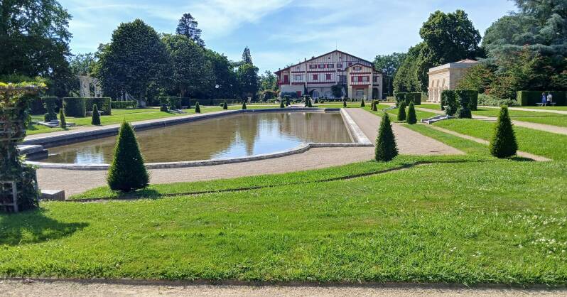 Jean-Philippe Servy, lauréat du Prix Littéraire des Trois Couronnes 2026 à la Villa Arnaga de Cambo-les-Bains.