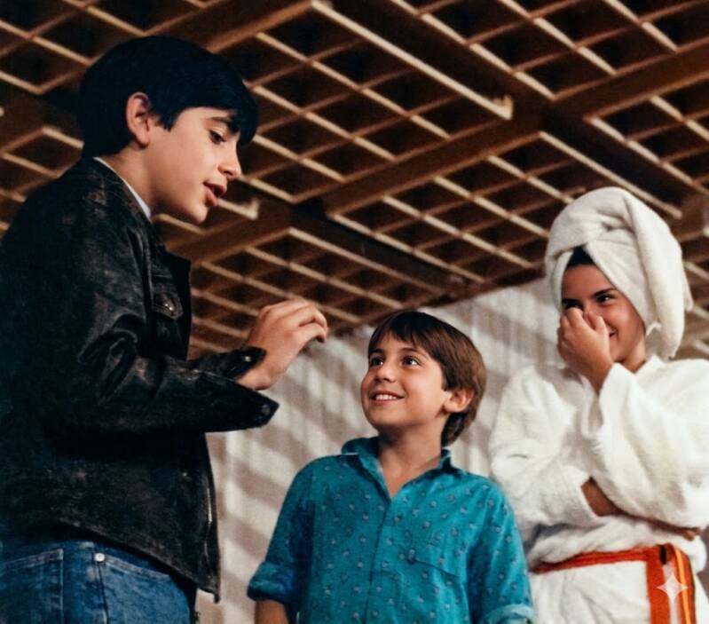 Jean-Philippe Servy enfant (10 ans) incarnant Jonathan dans un sketch de la série Madame est servie (M6 / Who's the Boss), avant sa formation au Cours Florent.