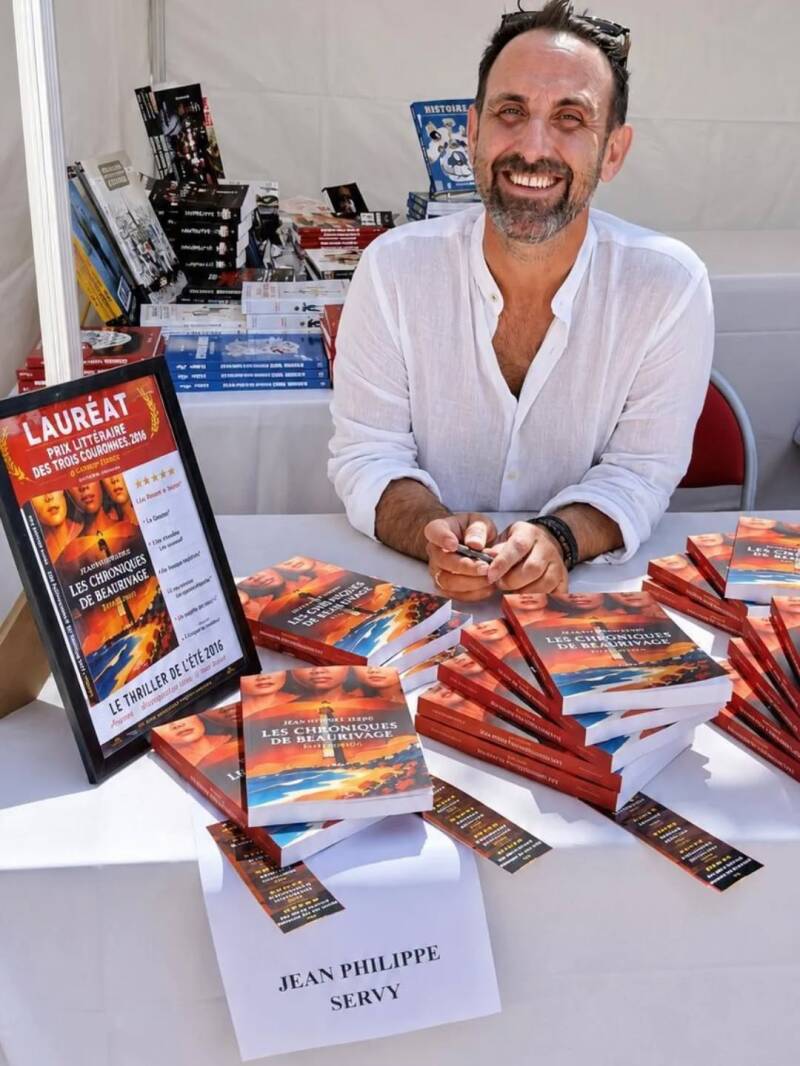 Jean-Philippe Servy, auteur des Chroniques de Beaurivage – L'Héritage (Éditions Baudelaire), thriller 2026 et roman à succès, aux côtés de Frédéric Beigbeder lors du Salon du Livre d'Hossegor 2026. Lauréat du Prix Littéraire des Trois Couronnes 2026.
