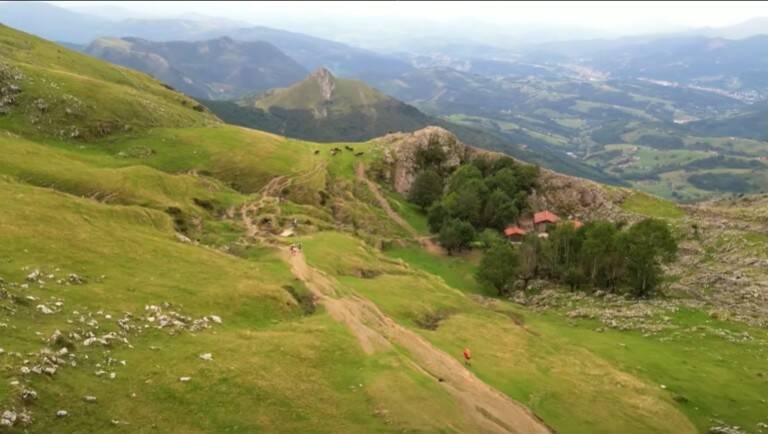 Immersion en images avec le teaser des Chroniques de Beaurivage de Jean-Philippe Servy. Découvrez l'atmosphère mystérieuse et la tension de ce thriller au cœur du Pays basque.