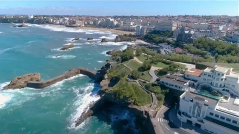 Immersion en images avec le teaser des Chroniques de Beaurivage de Jean-Philippe Servy. Découvrez l'atmosphère mystérieuse et la tension de ce thriller au cœur du Pays basque.