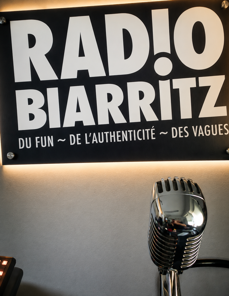 L'auteur Jean-Philippe Servy avec Patrick Mari dans les studios de Radio Biarritz pour la présentation de son thriller Les Chroniques de Beaurivage.