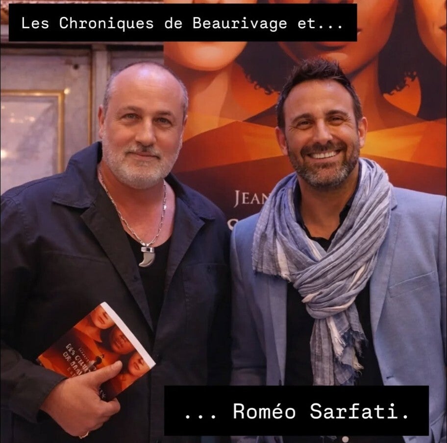 Le comédien Roméo Sarfati  SOUS LE SOLEIL  TF en train de lire le thriller Les Chroniques de Beaurivage de l'auteur Jean-Philippe Servy.