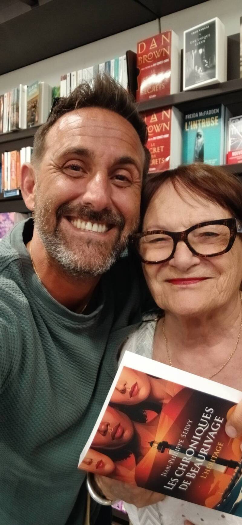Jean-Philippe Servy dédicace son thriller Les Chroniques de Beaurivage – L'Héritage au Centre Culturel E.Leclerc de Royan, lors d'une rencontre chaleureuse avec les lecteurs en Charente-Maritime.