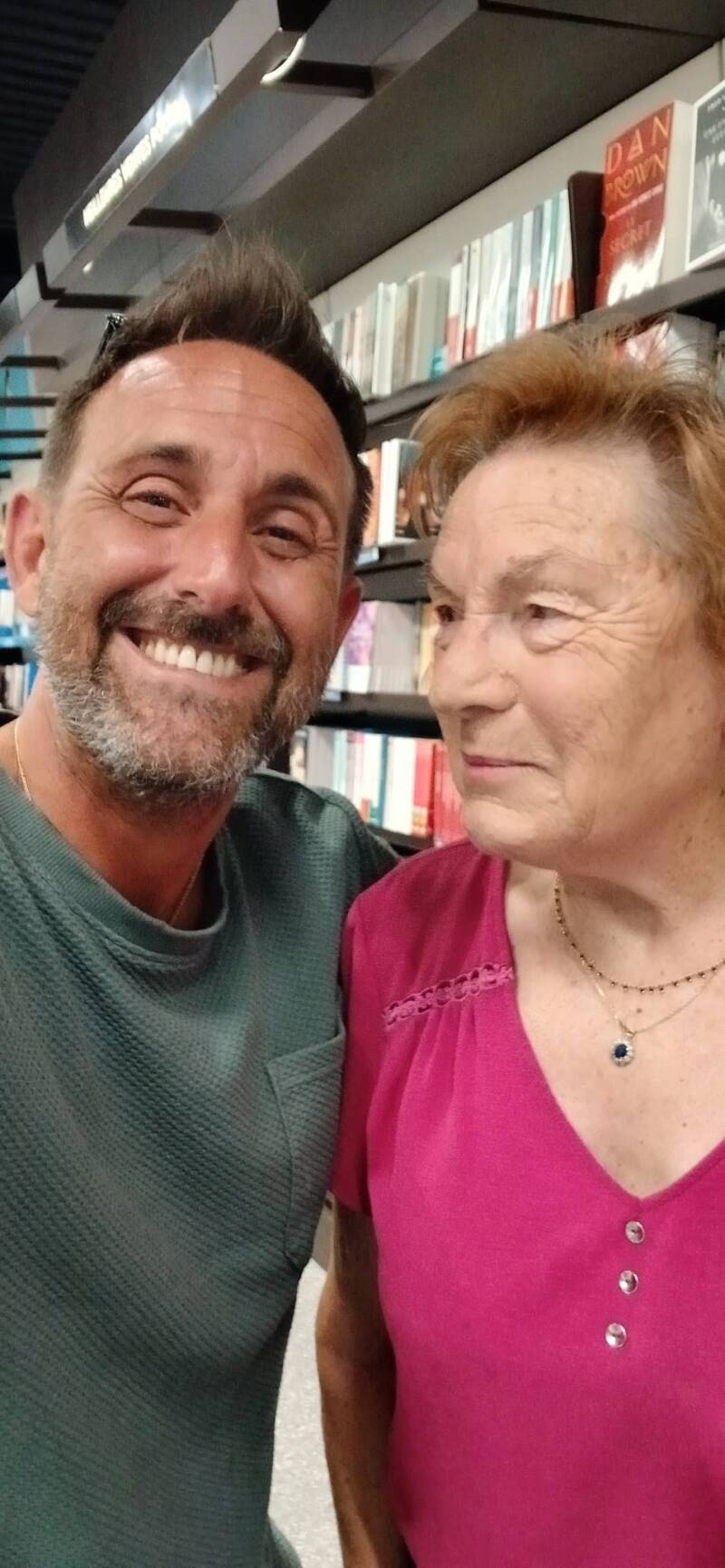 Séance de dédicaces de Jean-Philippe Servy à Royan autour du roman Les Chroniques de Beaurivage – L'Héritage, un thriller français primé inspiré du Pays basque, en présence de nombreux lecteurs.