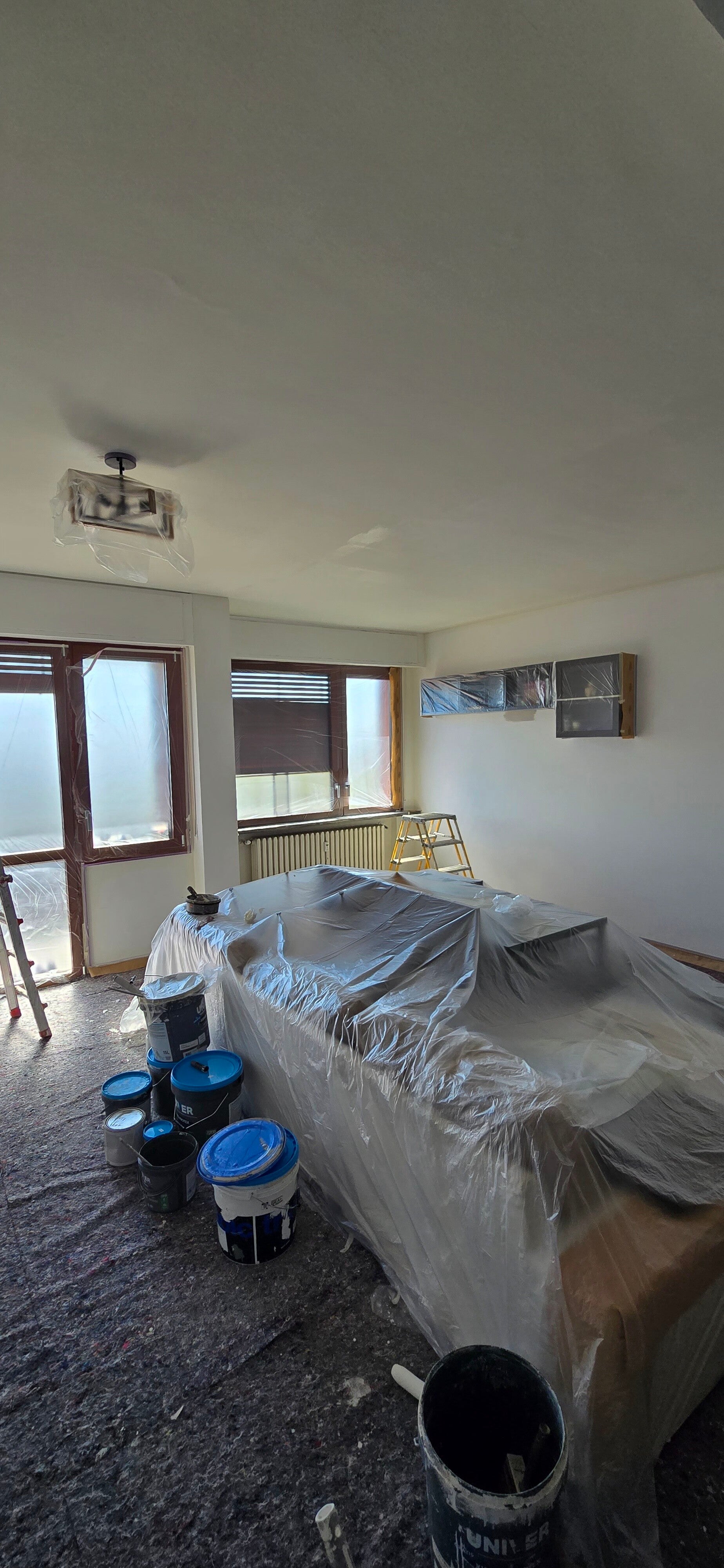 Tinteggiatura camera da letto a Milano con parete colorata