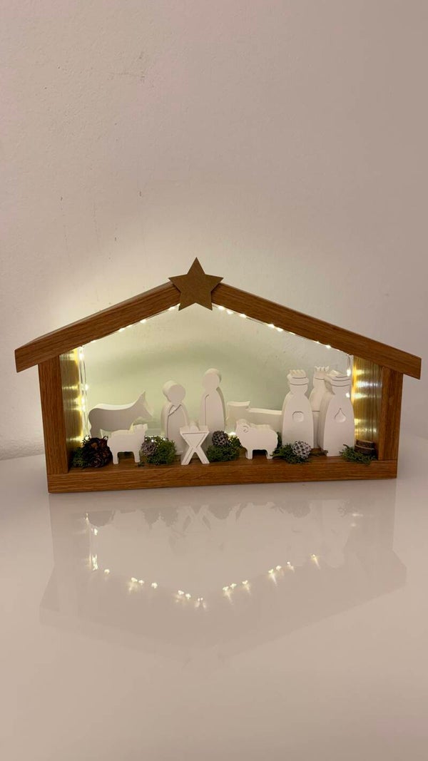 Krippe mit Figuren, Deko und Beleuchtung