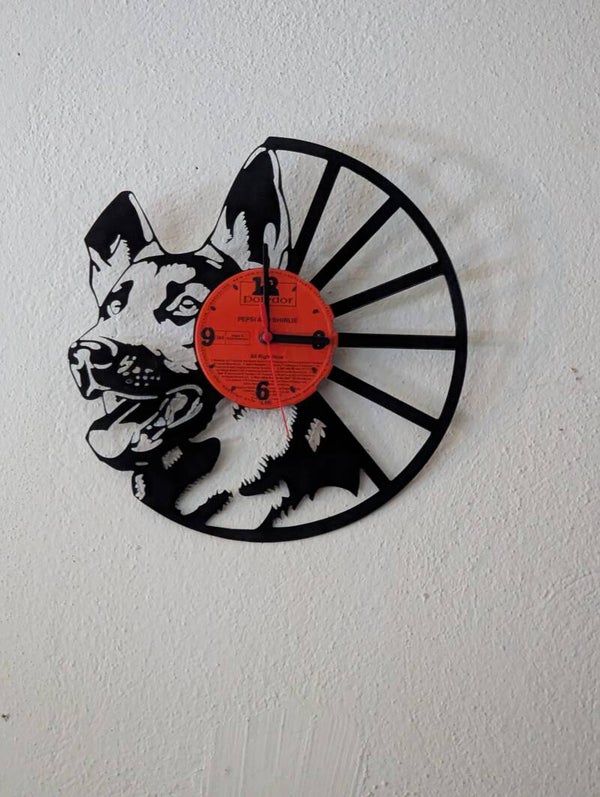 Wanduhr aus Schallplatte Motiv Schäferhund