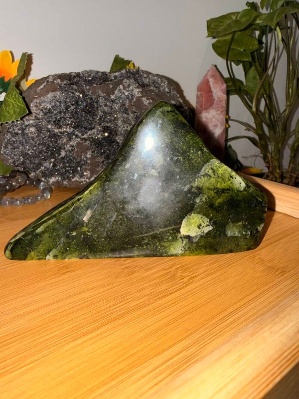 Large High grade serpentine freeforms