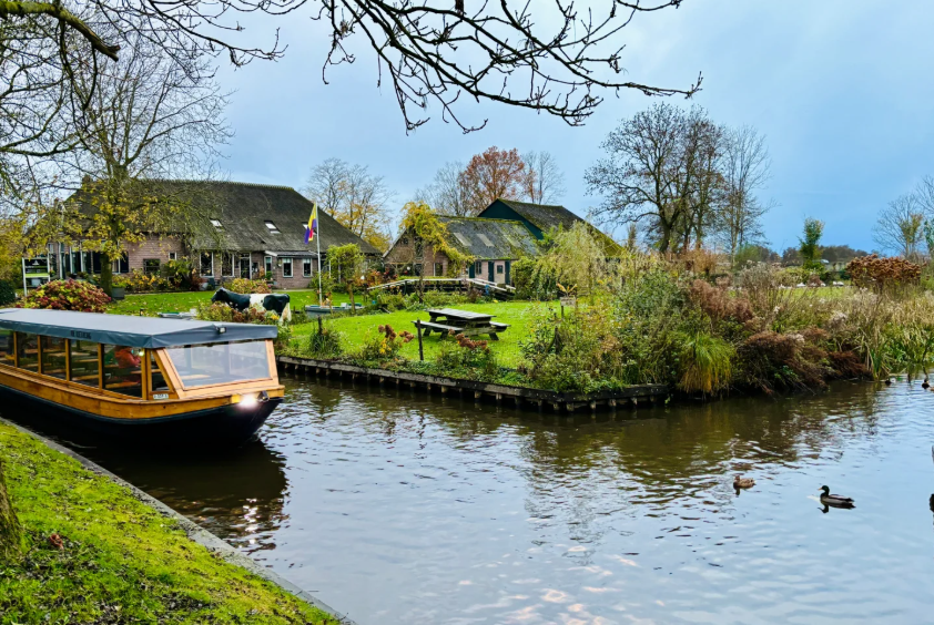 Giethoorn Private Boat Cruise (Max. 30 Persons)