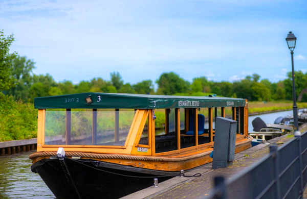 Giethoorn Canal Boat Cruise 2 Hours / Giethoorn Rondvaart 2 uur