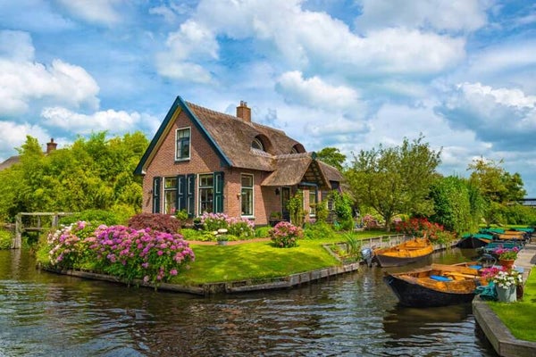 Private Day Trip to Giethoorn with 2 Hours Self-Driving Boat Incl. Hotel Pick Up