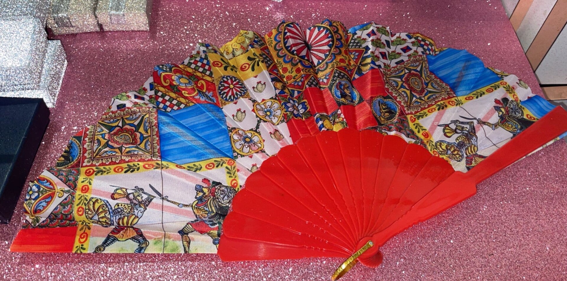 Ventaglio con fiori e base rossa con cavalieri