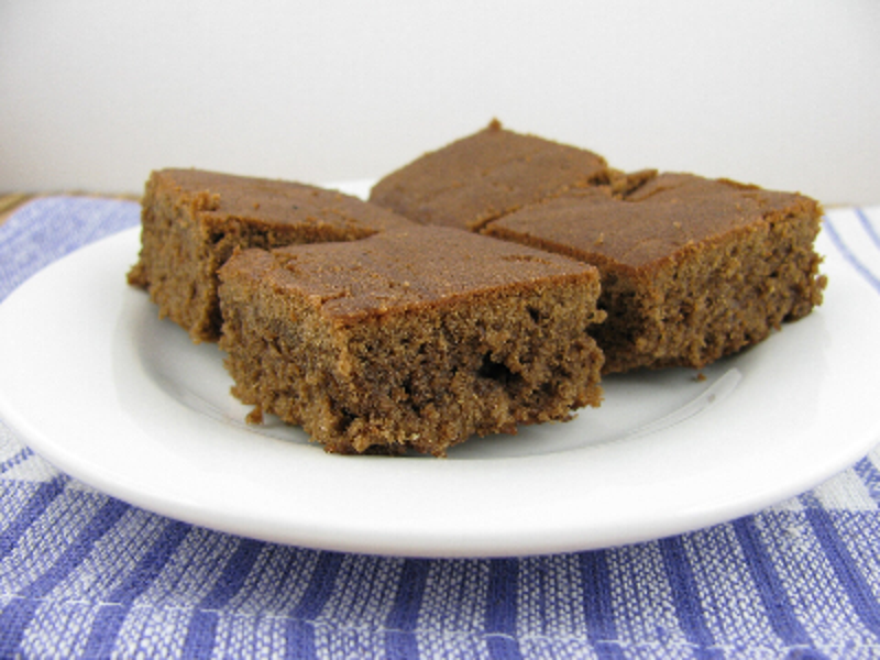 helle Carob-Brownies, Brownies aus Carobpulver auf einem Teller, Rezept